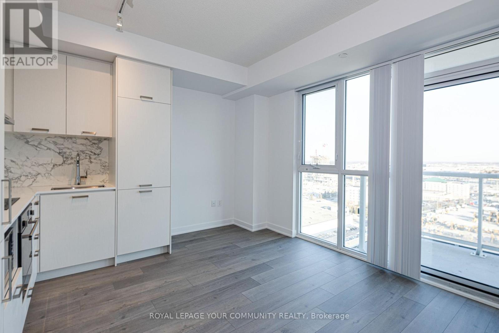 1801 - 38 Honeycrisp Crescent, Vaughan, ON - Indoor