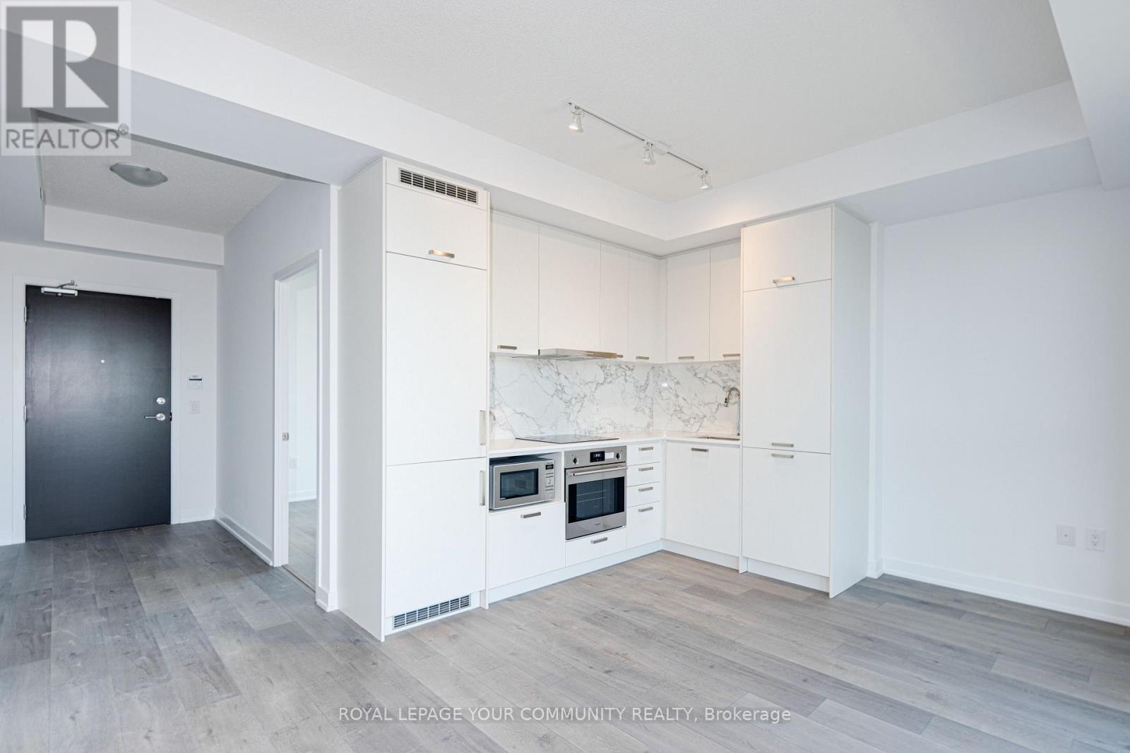 1801 - 38 Honeycrisp Crescent, Vaughan, ON - Indoor Photo Showing Kitchen