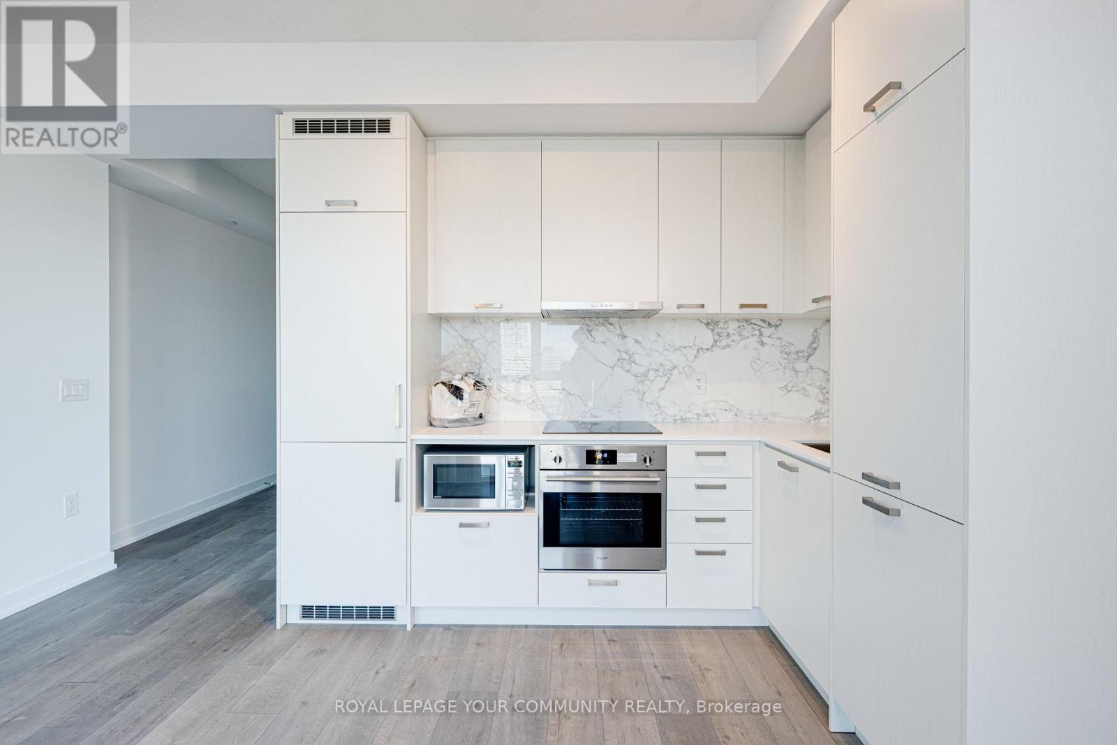 1801 - 38 Honeycrisp Crescent, Vaughan, ON - Indoor Photo Showing Kitchen