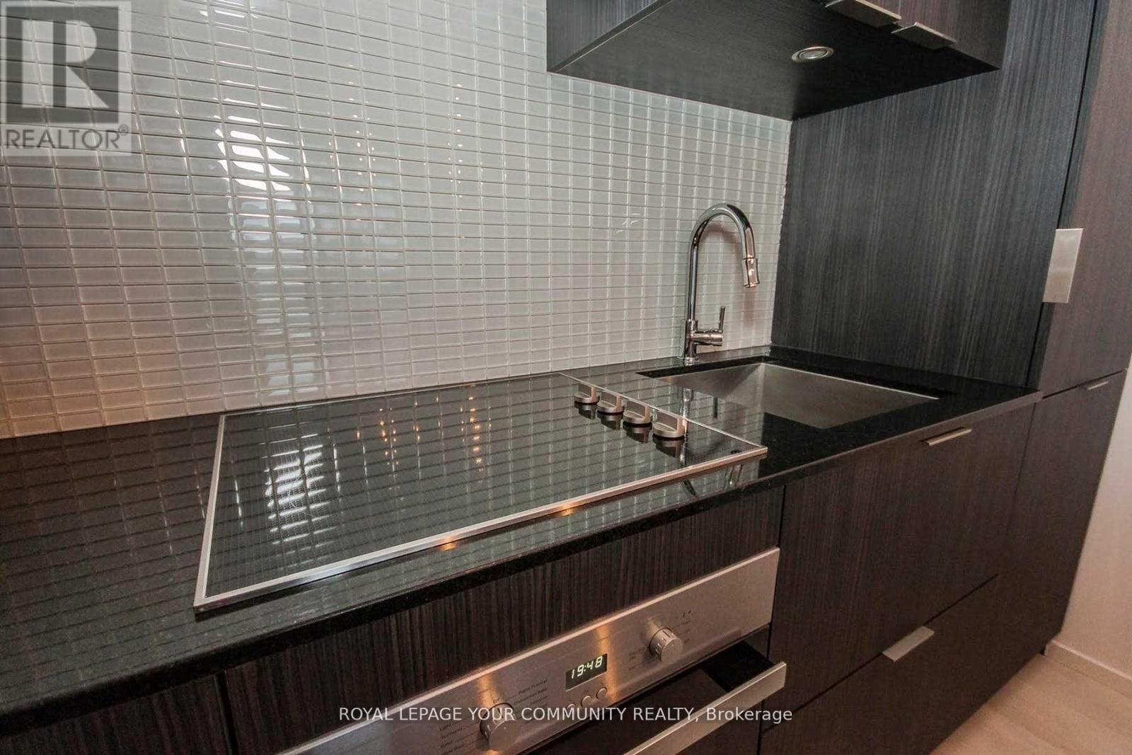 1701 - 5 St Joseph Street, Toronto, ON - Indoor Photo Showing Kitchen