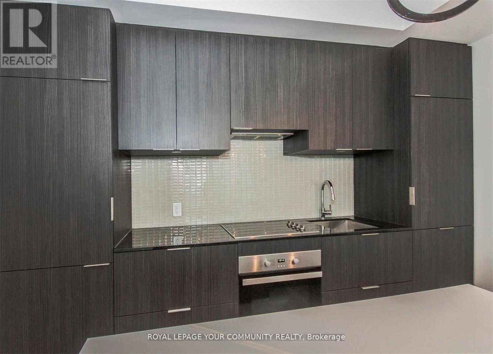 1701 - 5 St Joseph Street, Toronto, ON - Indoor Photo Showing Kitchen