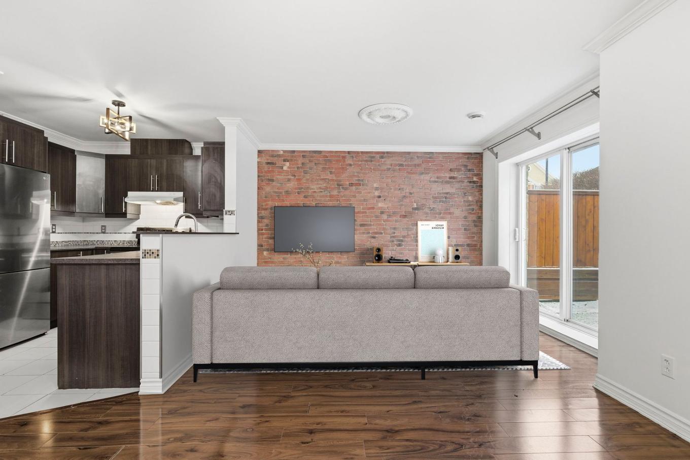 Salon - 6690 Rue Claudel, Brossard, QC - Indoor