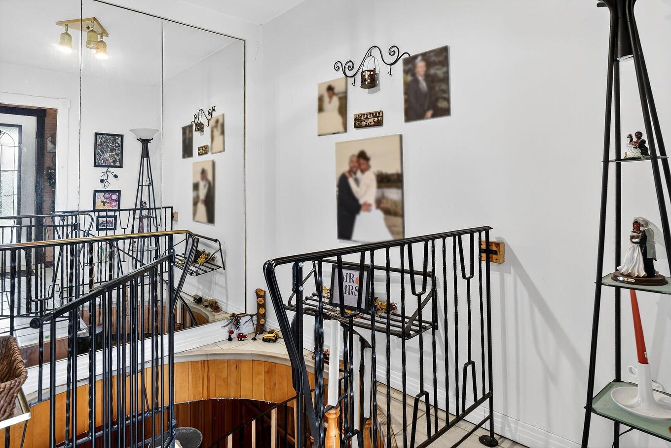 Staircase - 14 Rue St-Luc, Châteauguay, QC - Indoor Photo Showing Other Room