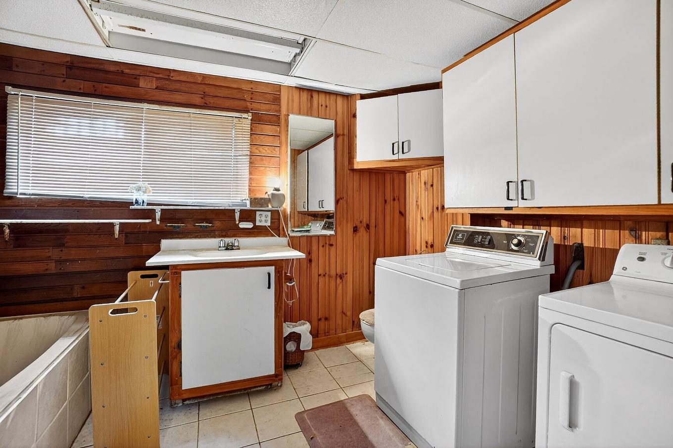 Bathroom - 14 Rue St-Luc, Châteauguay, QC - Indoor Photo Showing Laundry Room