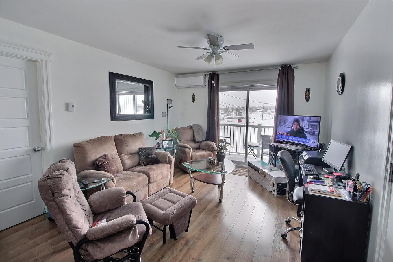 Salon - 4-464 Av. Québec, Rouyn-Noranda, QC - Indoor Photo Showing Living Room
