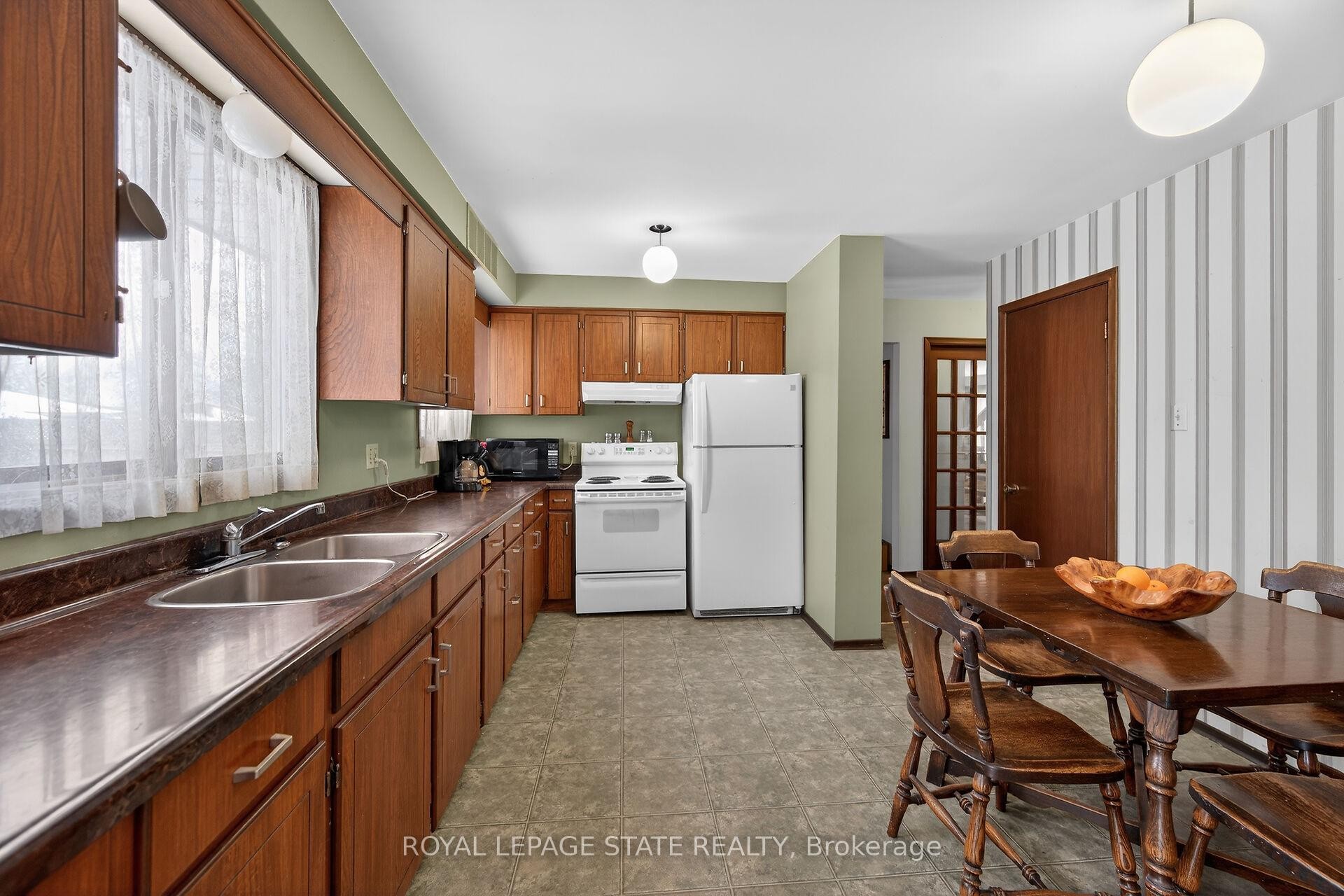 356 Cranbrook Drive, Hamilton, ON - Indoor Photo Showing Kitchen With Double Sink