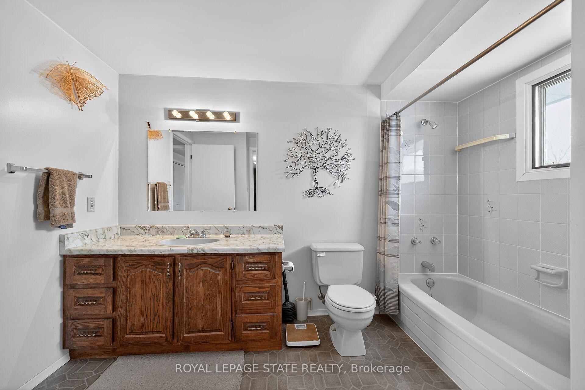 356 Cranbrook Drive, Hamilton, ON - Indoor Photo Showing Bathroom
