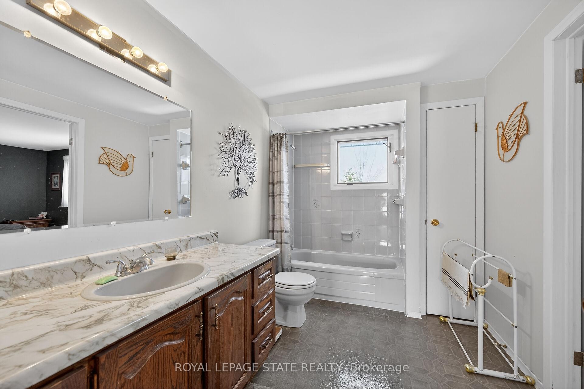 356 Cranbrook Drive, Hamilton, ON - Indoor Photo Showing Bathroom