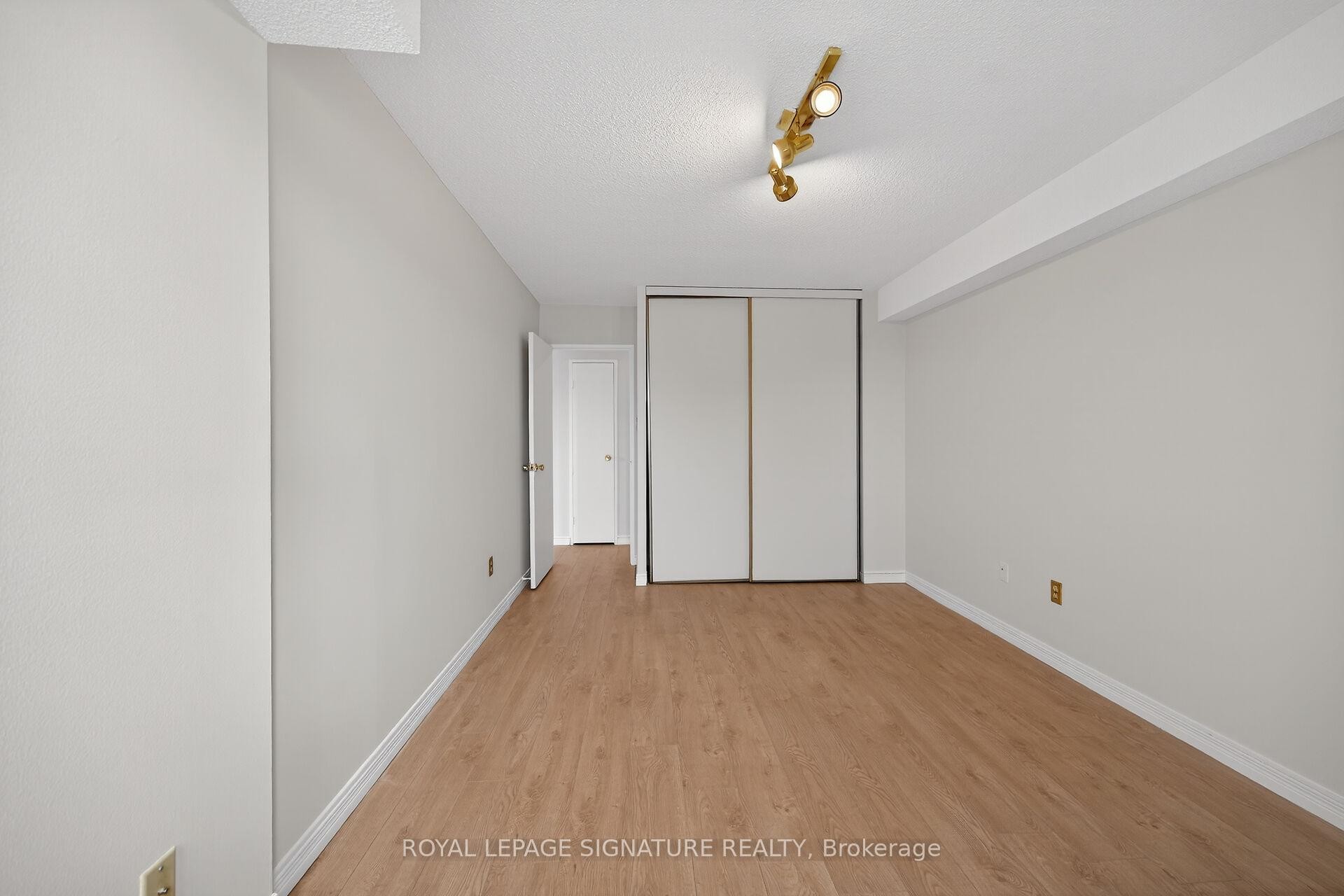 907-301 Frances Avenue, Hamilton, ON - Indoor Photo Showing Other Room
