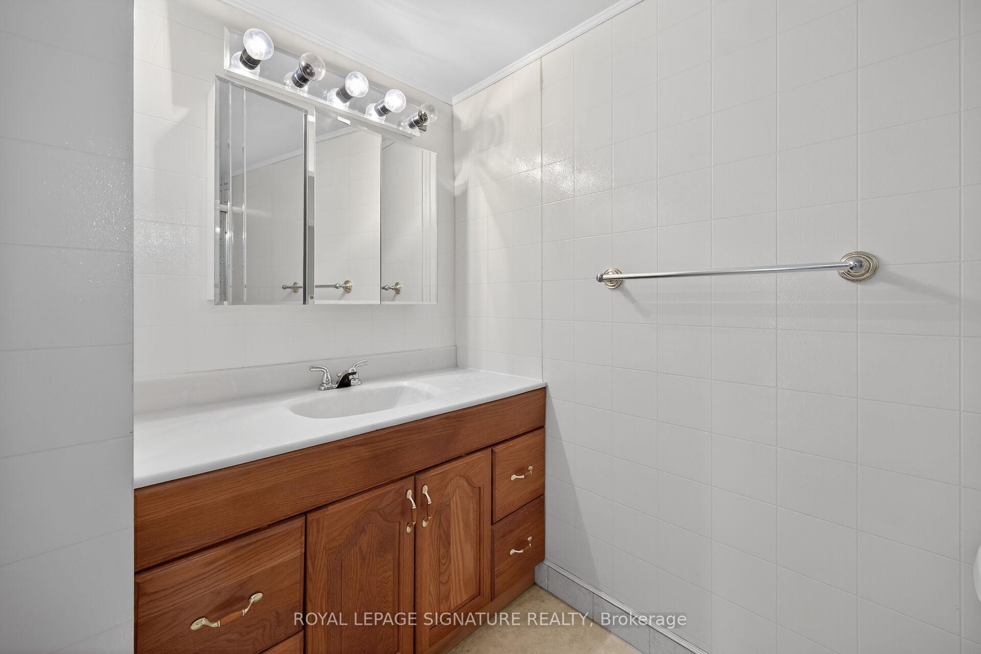 907-301 Frances Avenue, Hamilton, ON - Indoor Photo Showing Bathroom