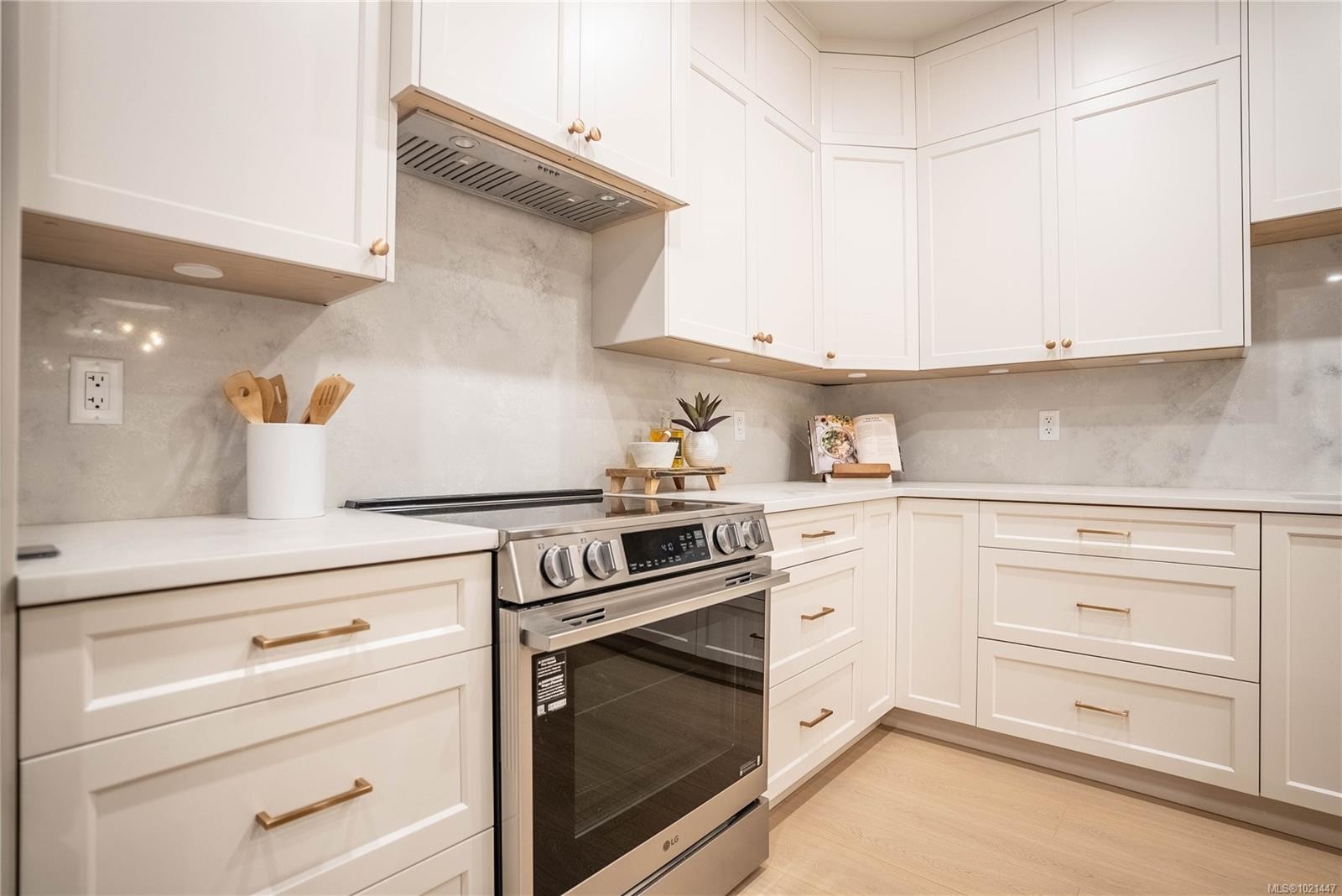 1563 Marble Pl, Langford, BC - Indoor Photo Showing Kitchen With Upgraded Kitchen