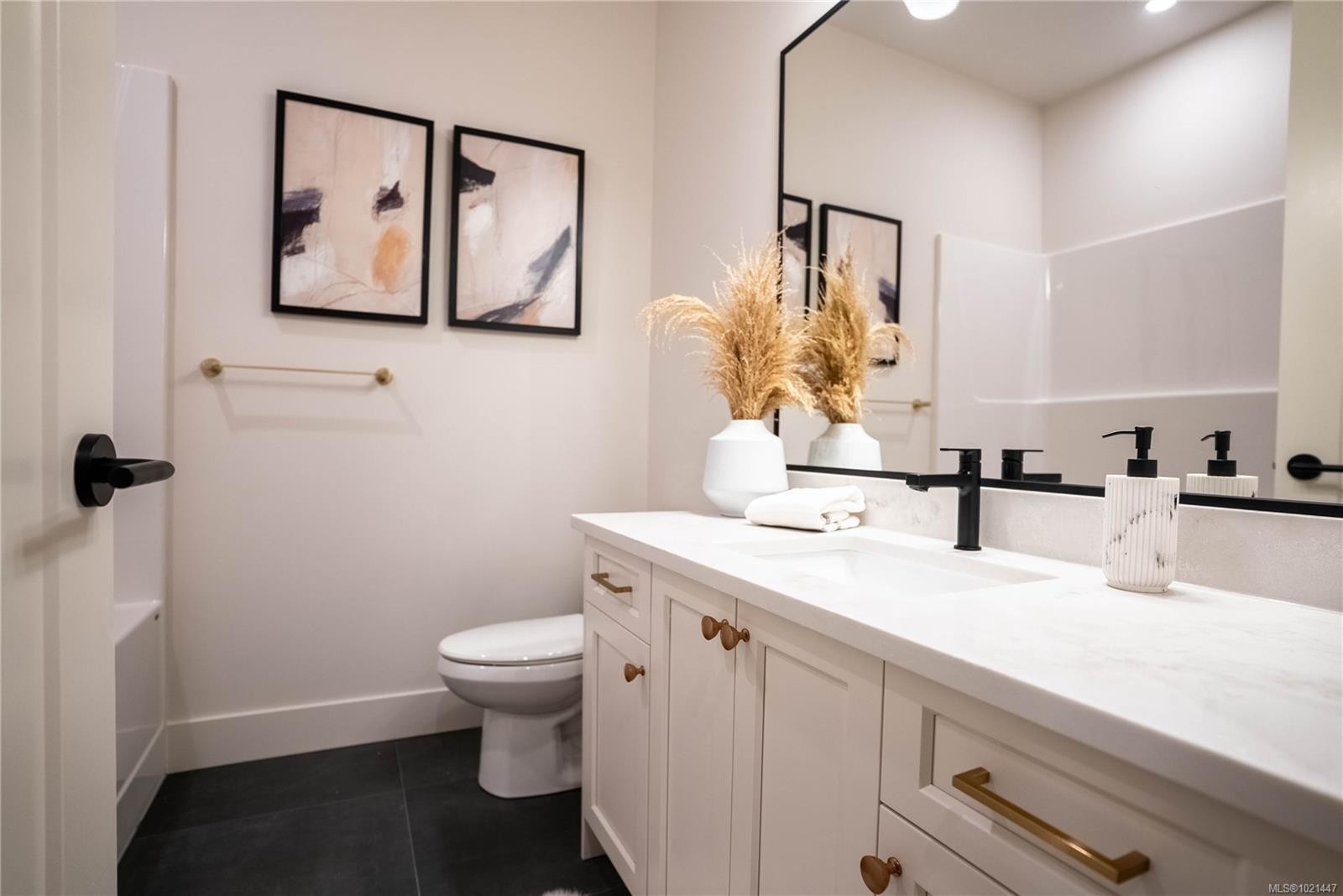 1563 Marble Pl, Langford, BC - Indoor Photo Showing Bathroom