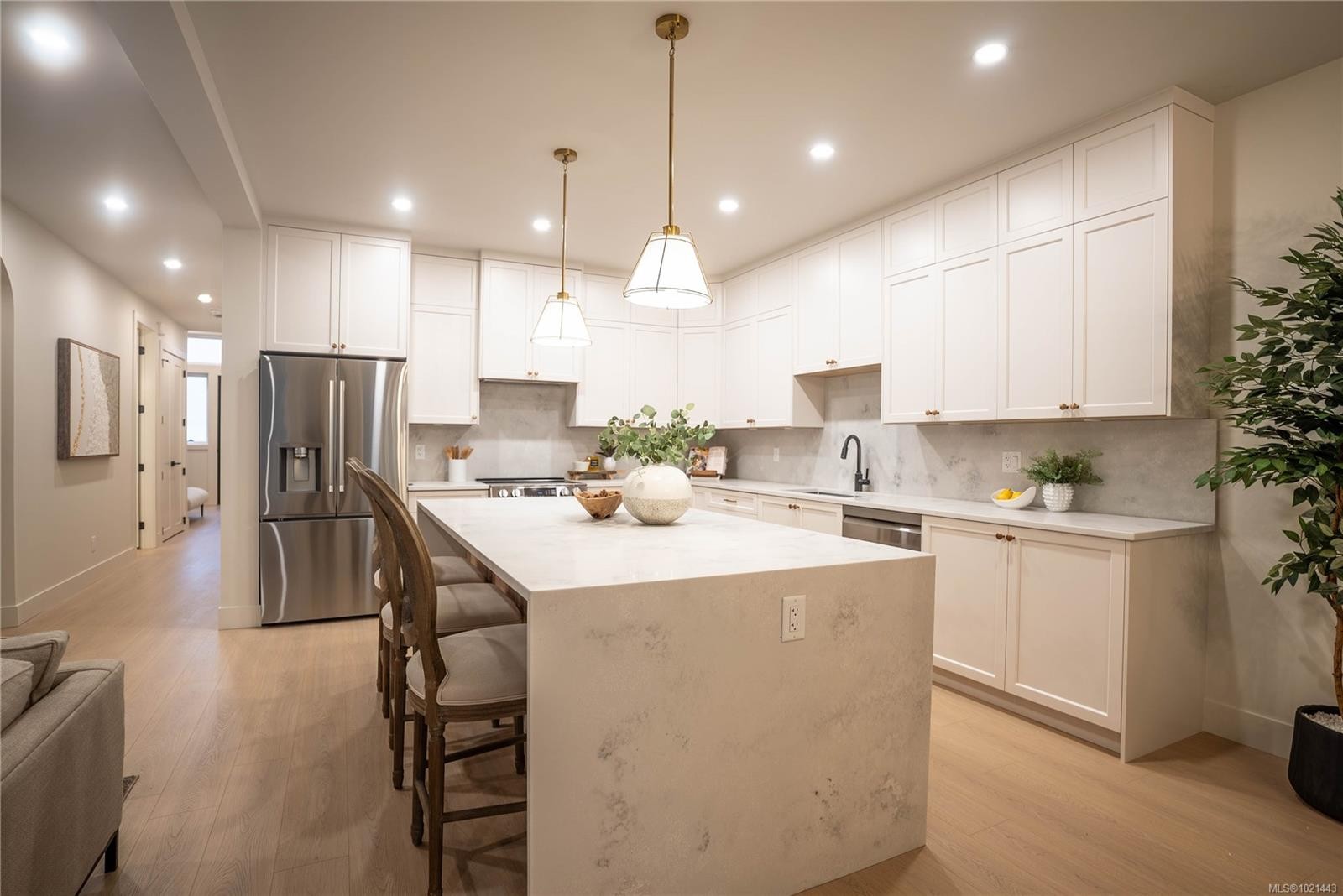 1565 Marble Pl, Langford, BC - Indoor Photo Showing Kitchen With Upgraded Kitchen