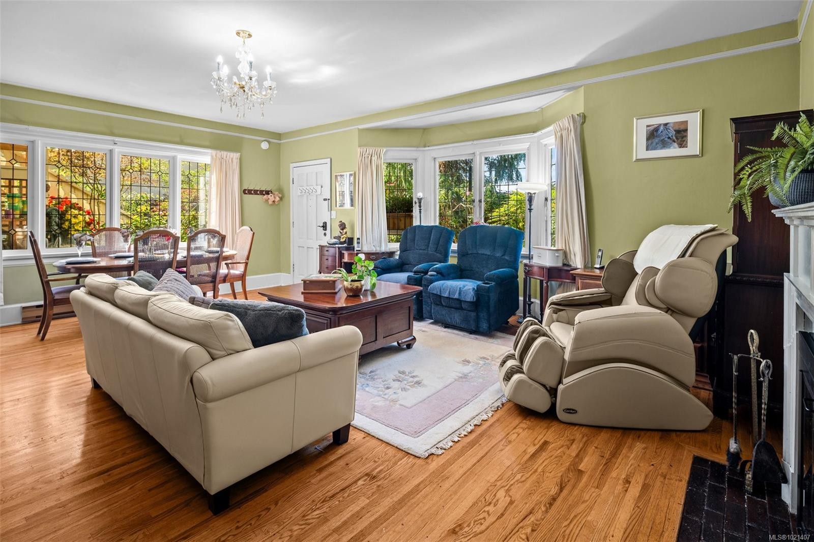 1043/1045 Belmont Ave, Victoria, BC - Indoor Photo Showing Living Room