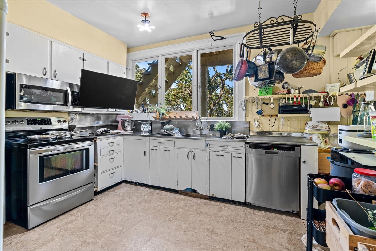 1043/1045 Belmont Ave, Victoria, BC - Indoor Photo Showing Kitchen