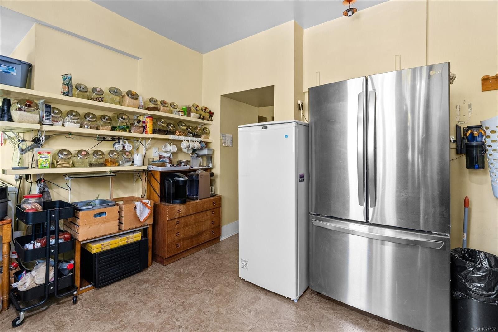 1043/1045 Belmont Ave, Victoria, BC - Indoor