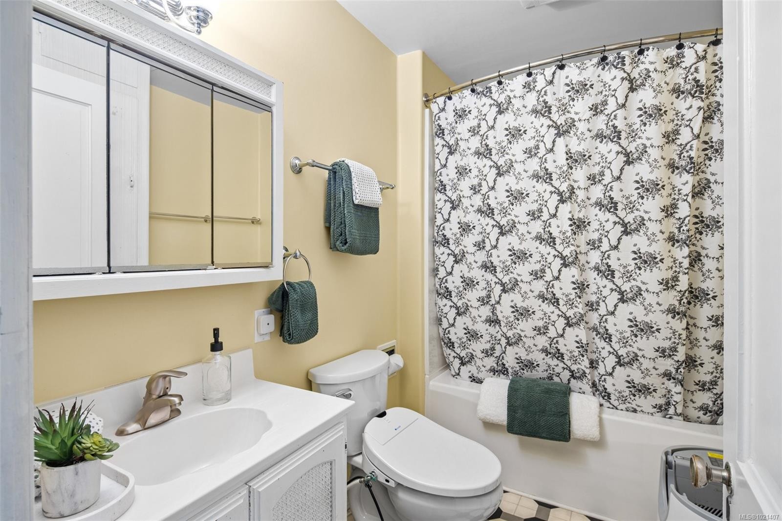 1043/1045 Belmont Ave, Victoria, BC - Indoor Photo Showing Bathroom