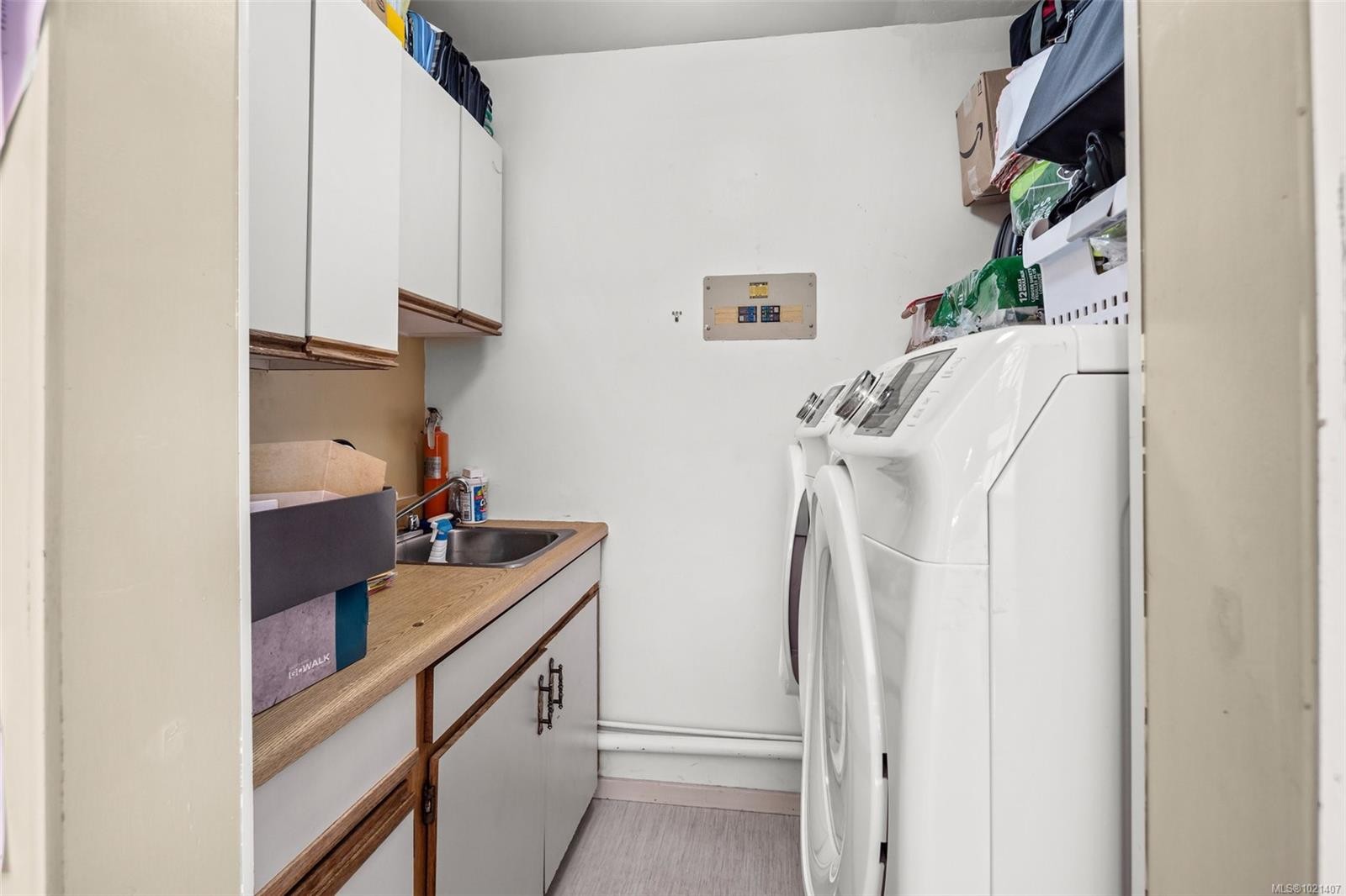1043/1045 Belmont Ave, Victoria, BC - Indoor Photo Showing Laundry Room