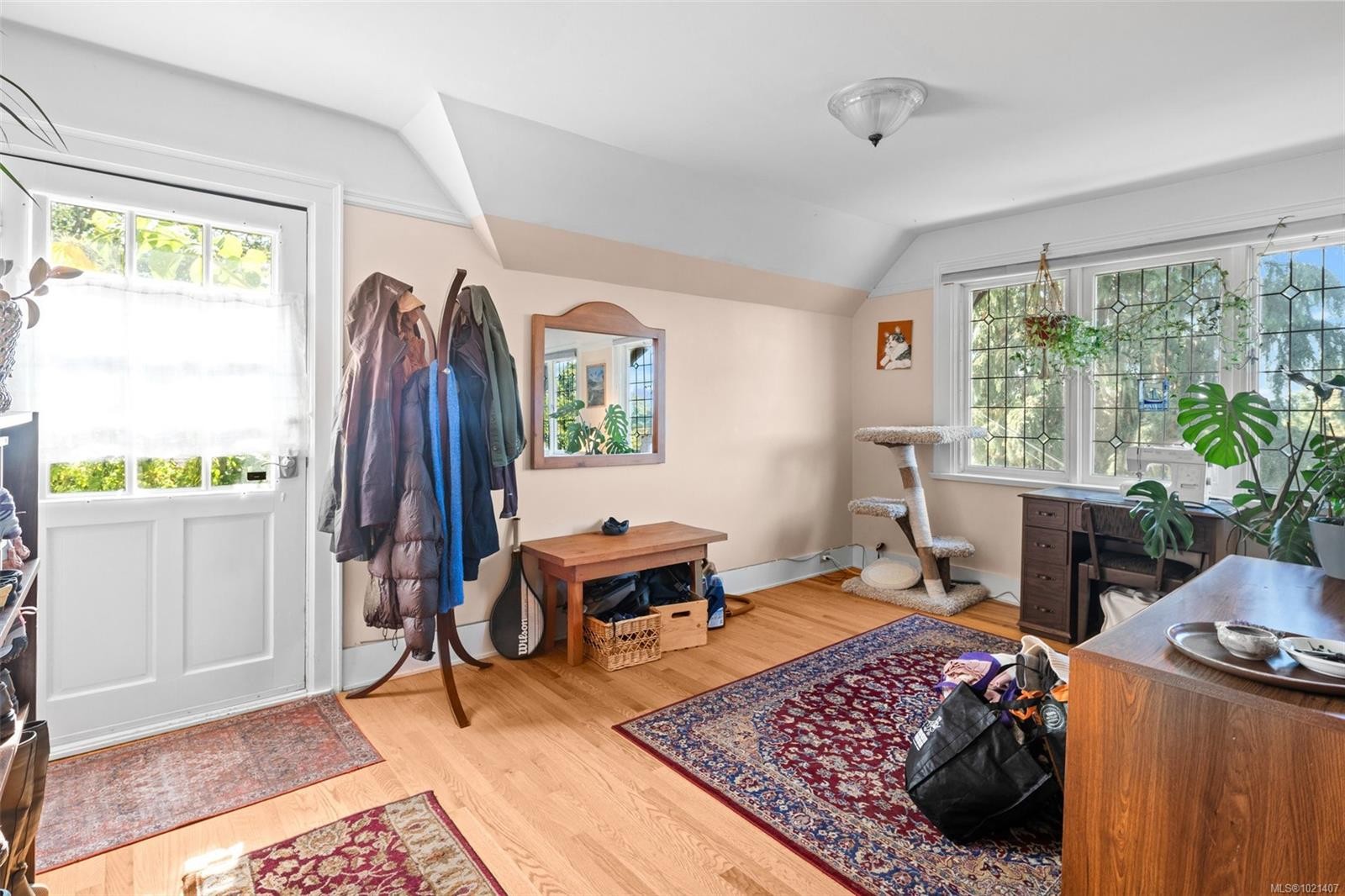 1043/1045 Belmont Ave, Victoria, BC - Indoor