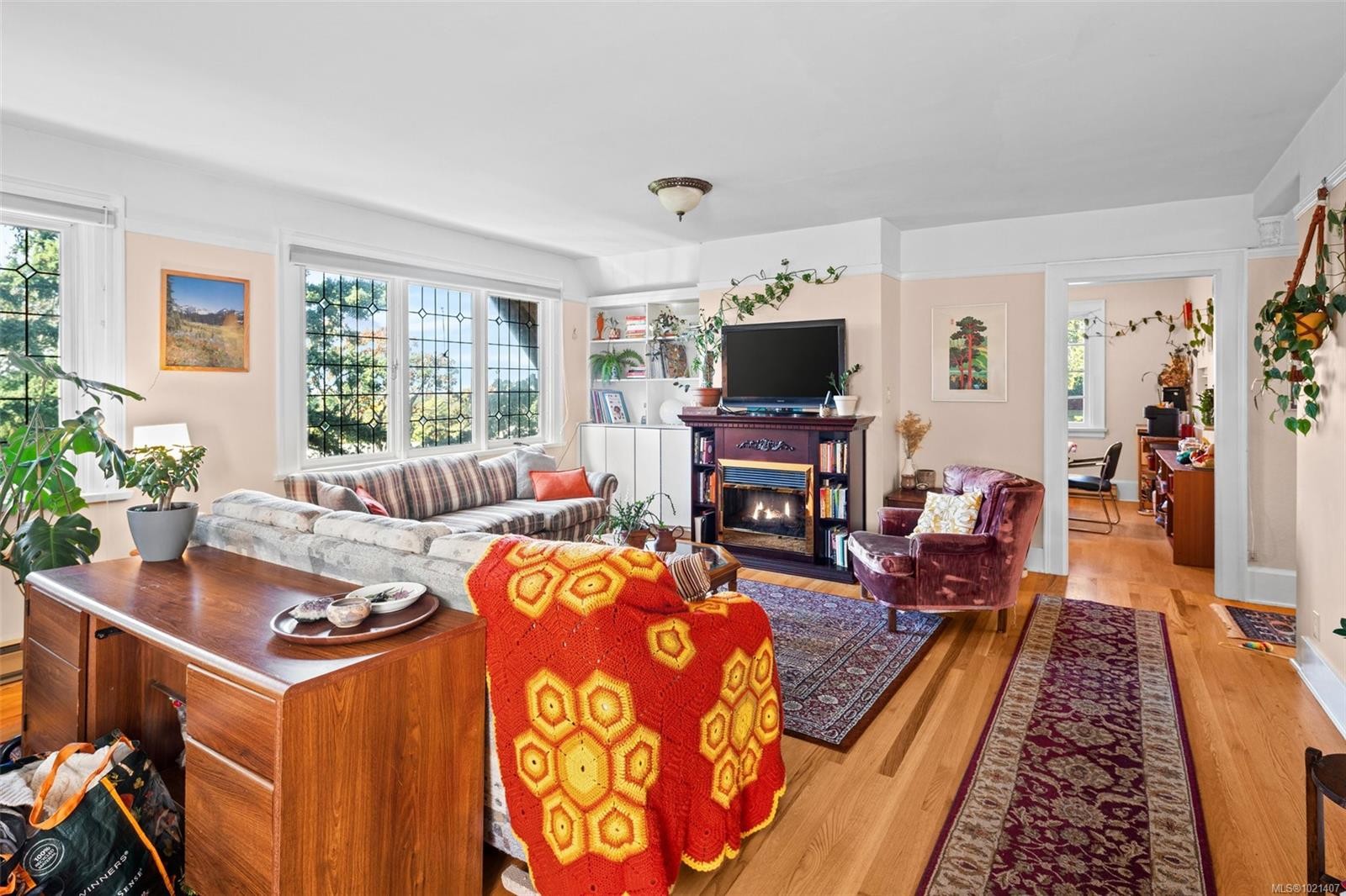 1043/1045 Belmont Ave, Victoria, BC - Indoor Photo Showing Living Room With Fireplace