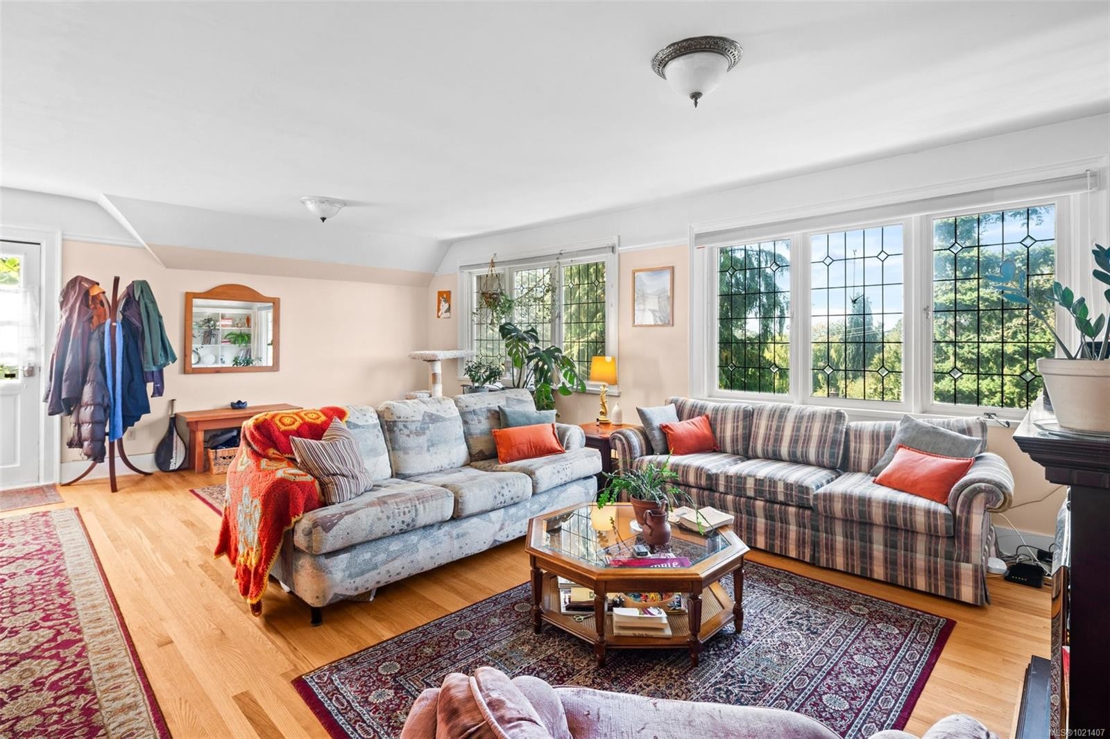 1043/1045 Belmont Ave, Victoria, BC - Indoor Photo Showing Living Room
