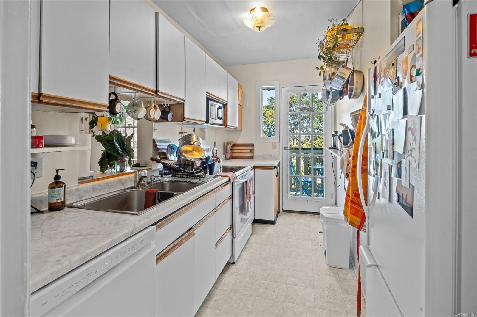 1043/1045 Belmont Ave, Victoria, BC - Indoor Photo Showing Kitchen With Double Sink