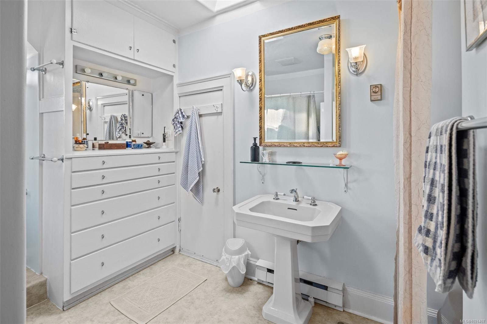 1043/1045 Belmont Ave, Victoria, BC - Indoor Photo Showing Bathroom