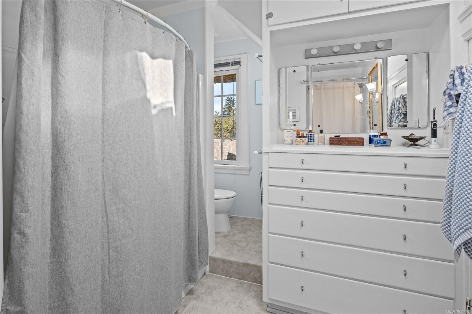 1043/1045 Belmont Ave, Victoria, BC - Indoor Photo Showing Bathroom