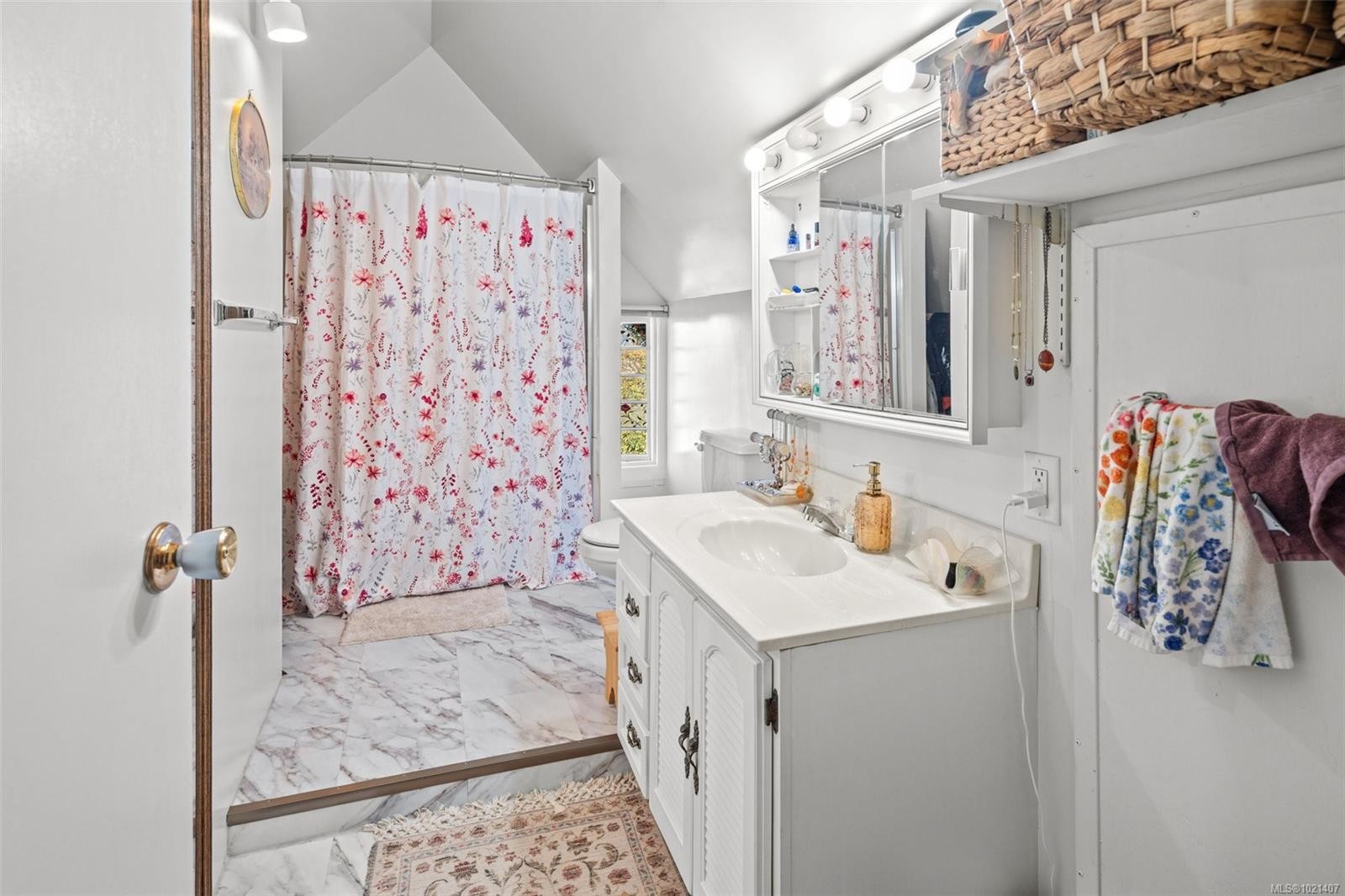 1043/1045 Belmont Ave, Victoria, BC - Indoor