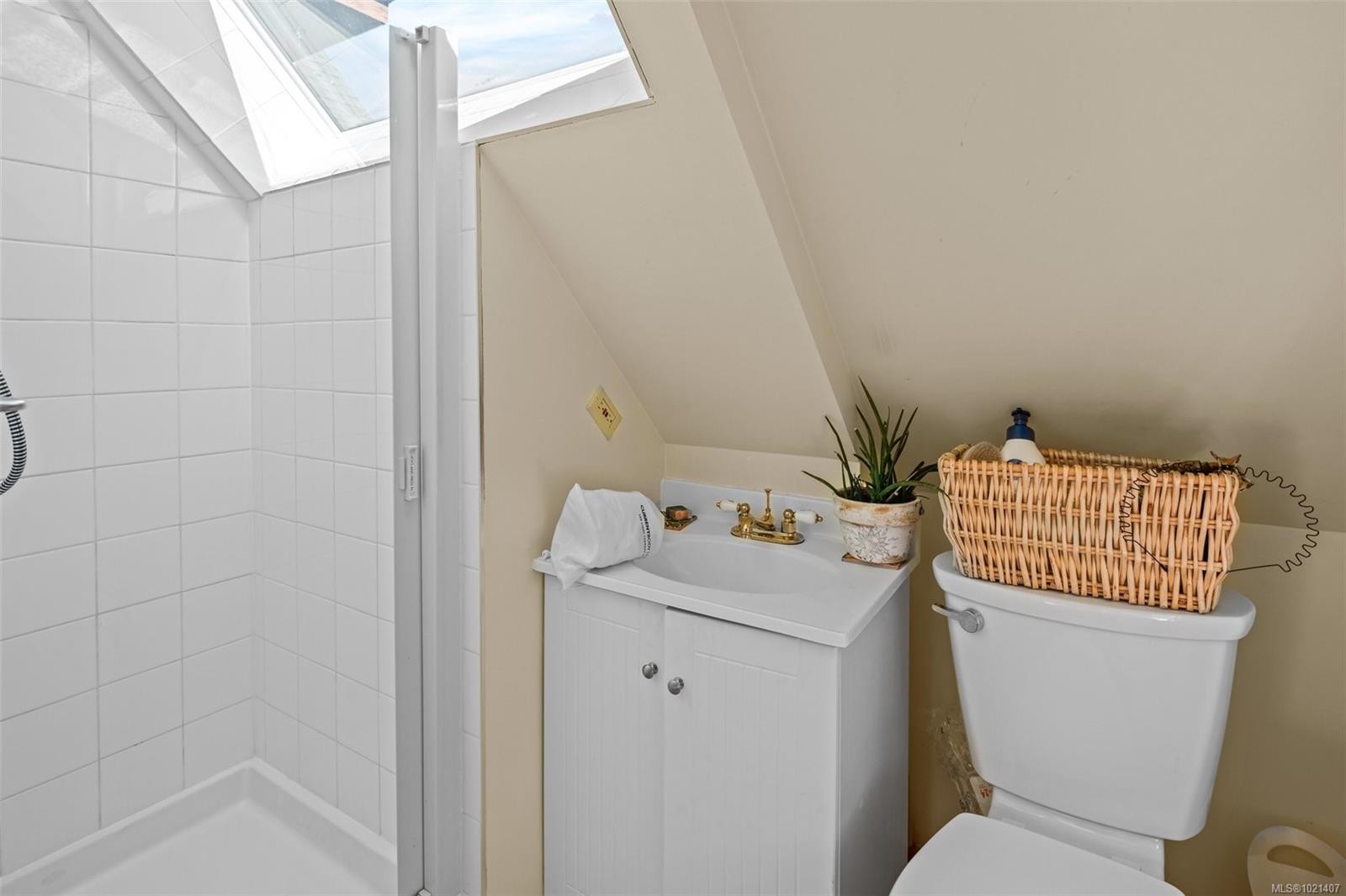 1043/1045 Belmont Ave, Victoria, BC - Indoor Photo Showing Bathroom