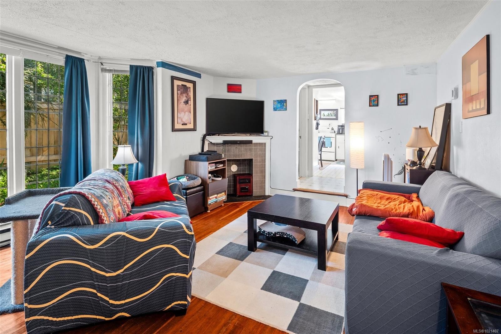 1043/1045 Belmont Ave, Victoria, BC - Indoor Photo Showing Living Room With Fireplace