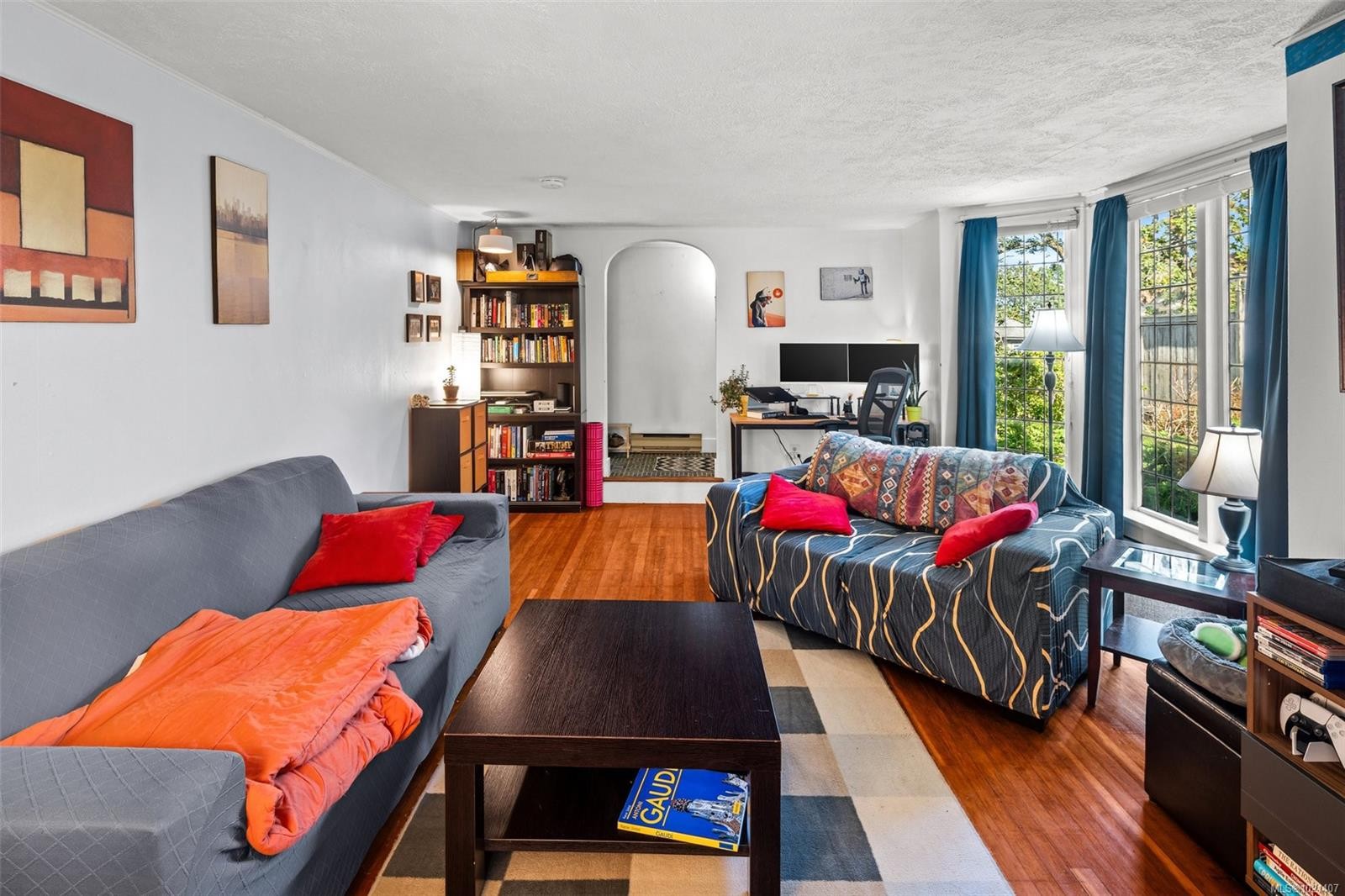 1043/1045 Belmont Ave, Victoria, BC - Indoor Photo Showing Living Room