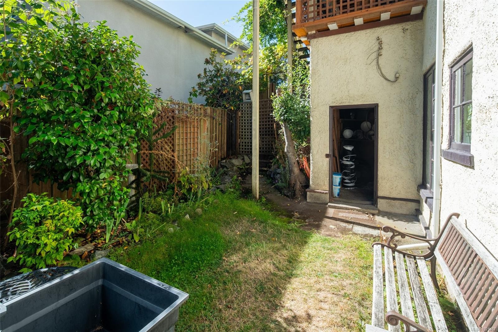 1043/1045 Belmont Ave, Victoria, BC - Outdoor