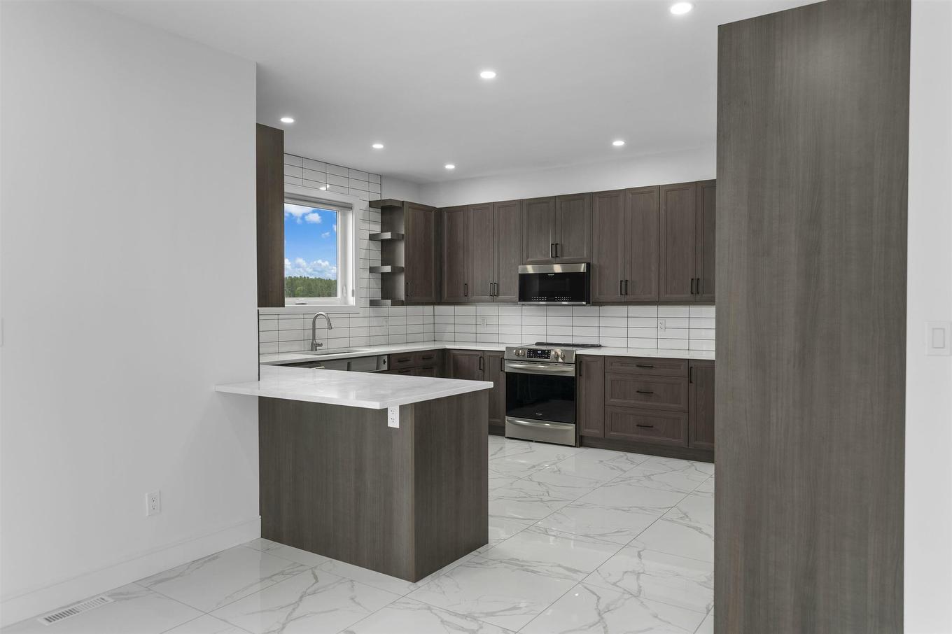 433 Muskrat Drive, Thunder Bay, ON - Indoor Photo Showing Kitchen With Upgraded Kitchen