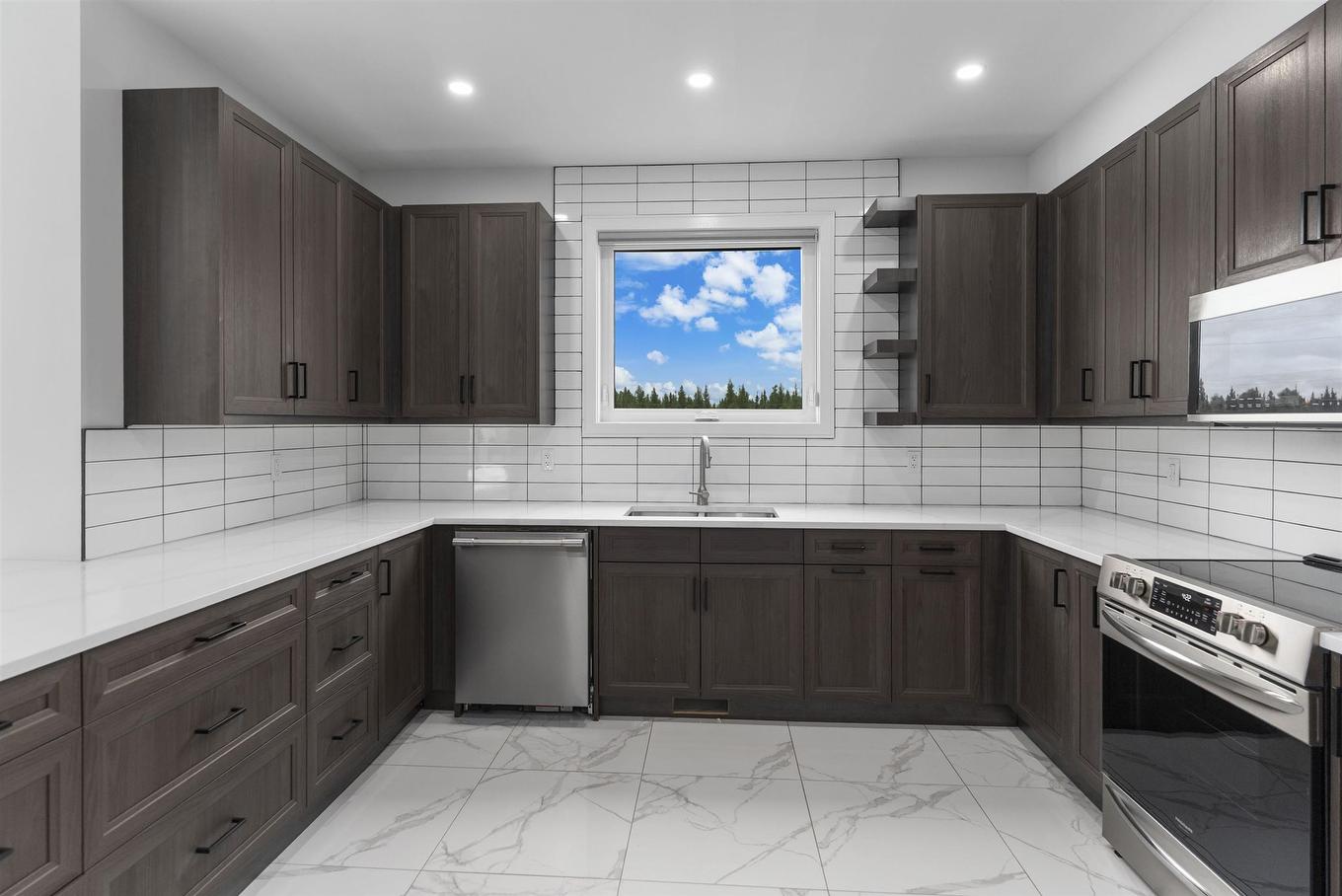 433 Muskrat Drive, Thunder Bay, ON - Indoor Photo Showing Kitchen With Double Sink With Upgraded Kitchen