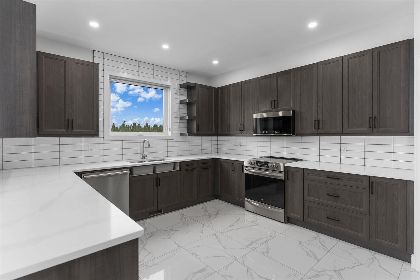 433 Muskrat Drive, Thunder Bay, ON - Indoor Photo Showing Kitchen With Upgraded Kitchen