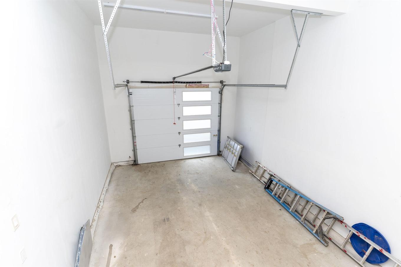 433 Muskrat Drive, Thunder Bay, ON - Indoor Photo Showing Garage