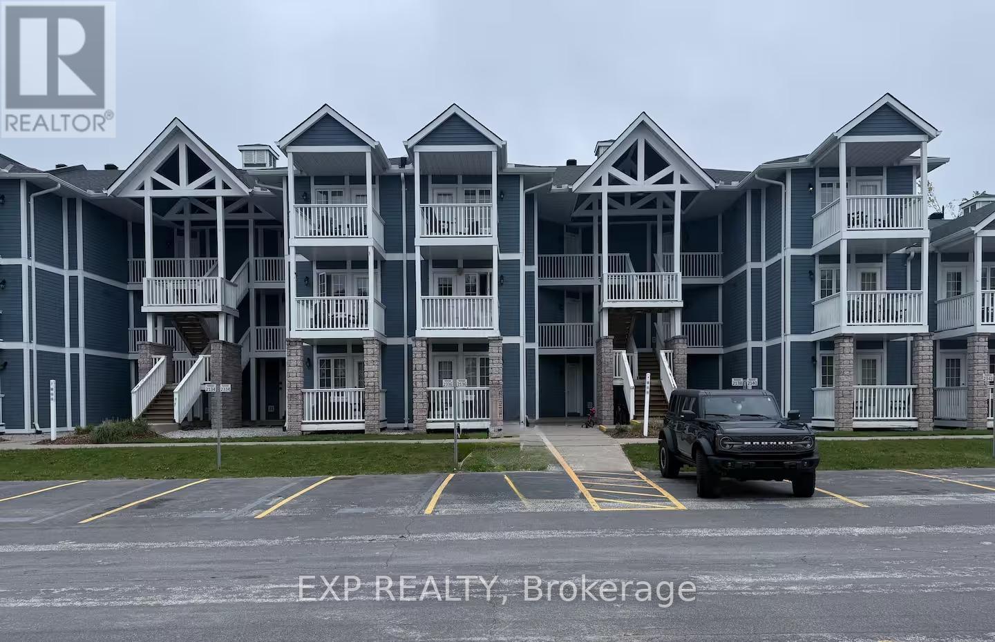 2537 - 90 Highland Drive, Oro-Medonte, ON - Outdoor With Balcony With Facade