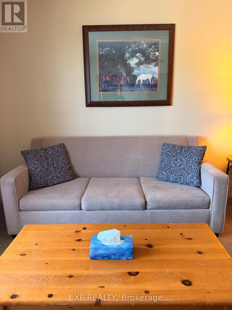 2537 - 90 Highland Drive, Oro-Medonte, ON - Indoor Photo Showing Living Room