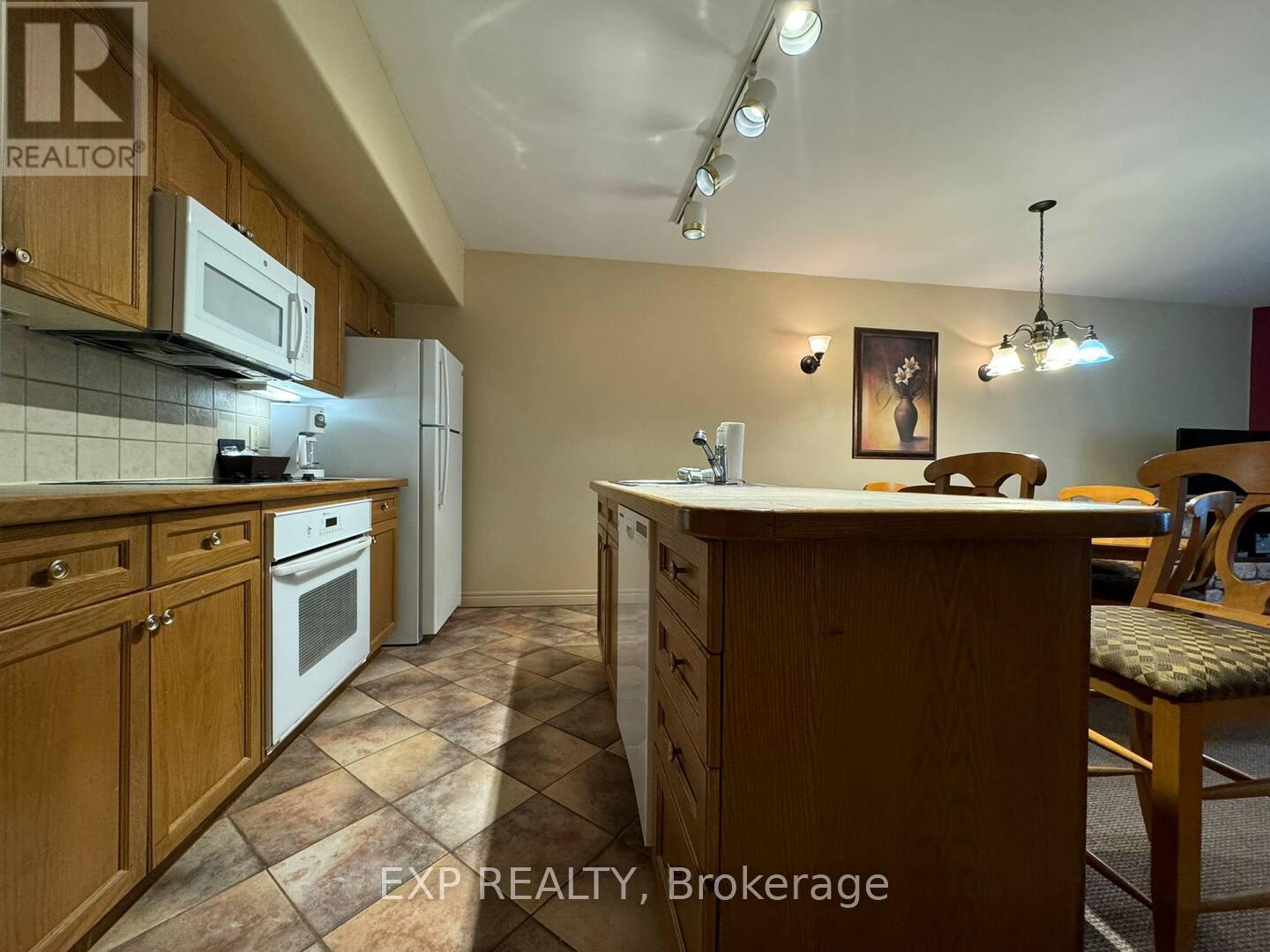 2536 - 90 Highland Drive, Oro-Medonte, ON - Indoor Photo Showing Kitchen