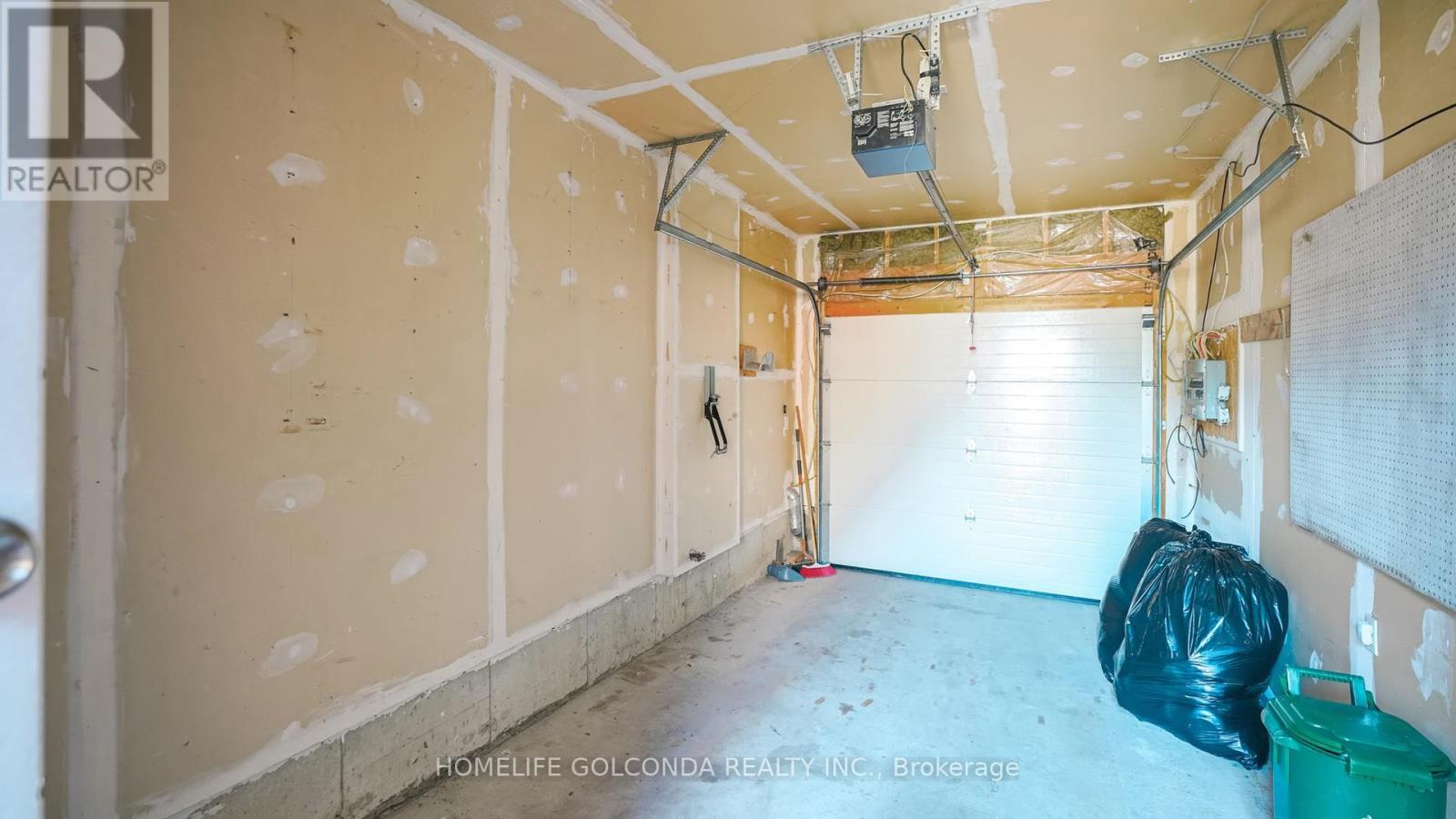 21 Bentley Crescent, Barrie, ON - Indoor Photo Showing Garage