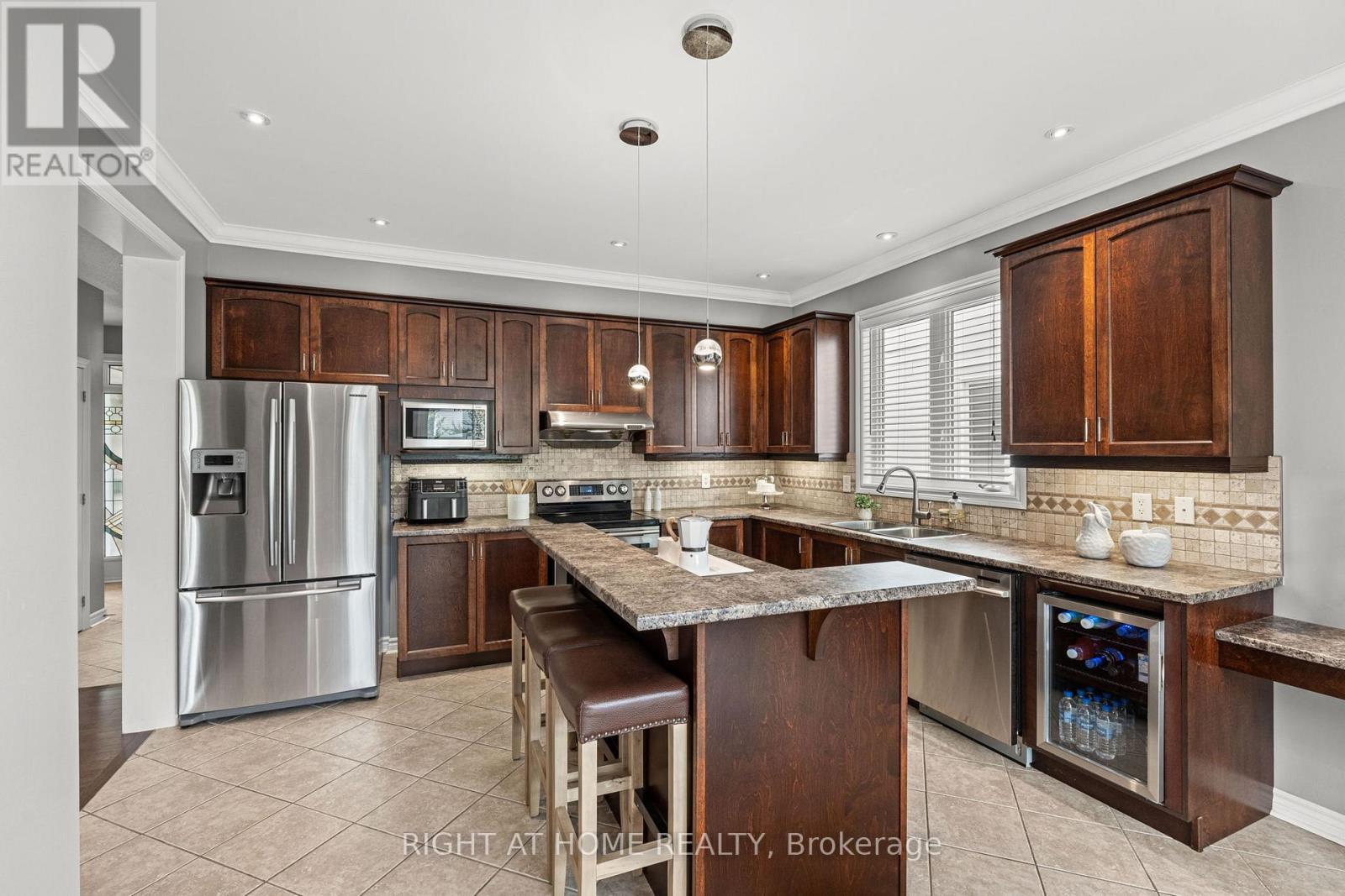 2209 Sunset Cove Circle, Ottawa, ON - Indoor Photo Showing Kitchen With Double Sink With Upgraded Kitchen