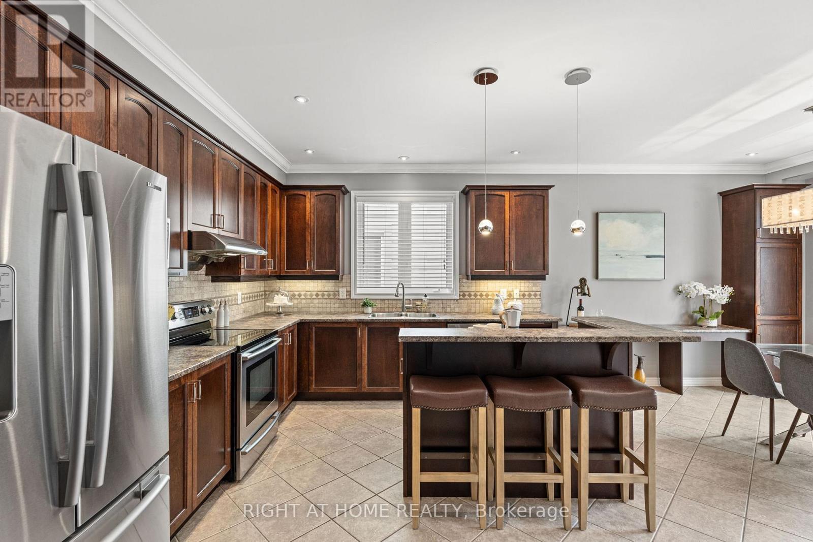 2209 Sunset Cove Circle, Ottawa, ON - Indoor Photo Showing Kitchen With Double Sink With Upgraded Kitchen