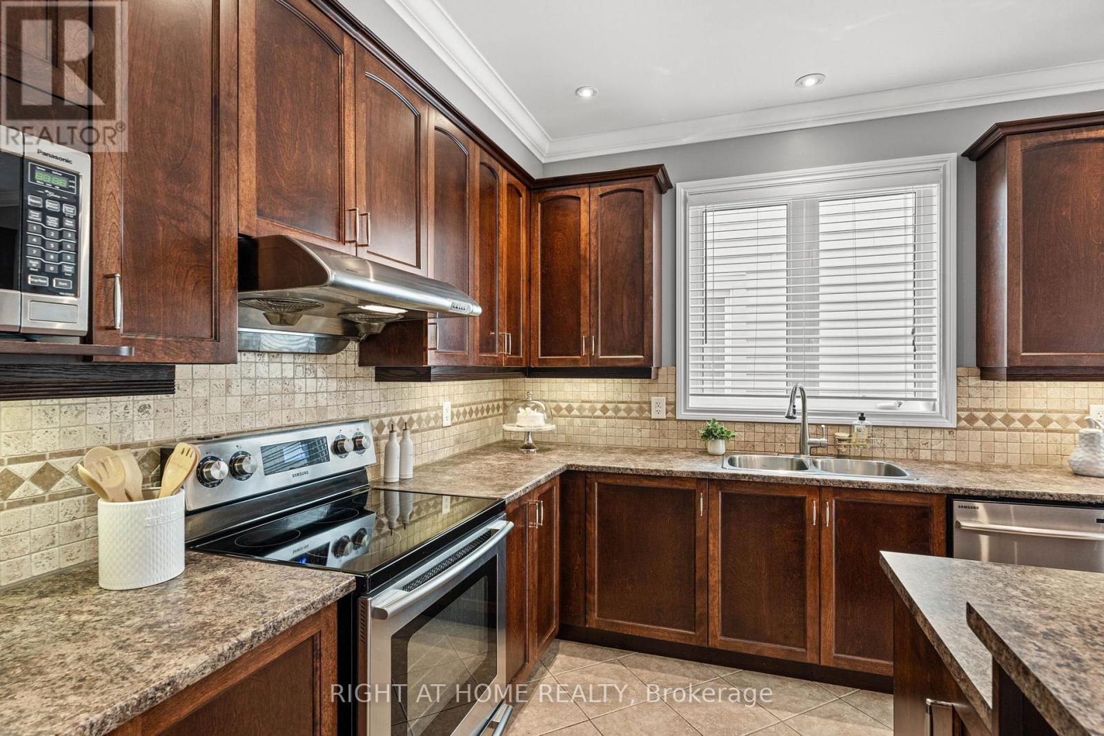 2209 Sunset Cove Circle, Ottawa, ON - Indoor Photo Showing Kitchen With Double Sink