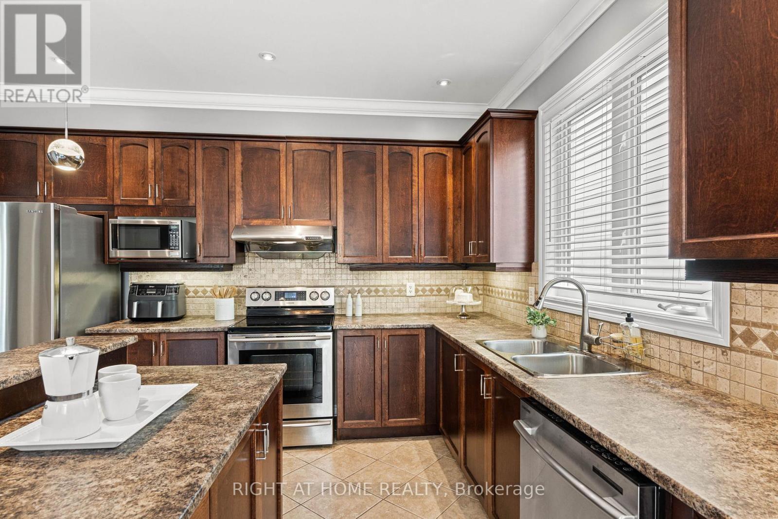 2209 Sunset Cove Circle, Ottawa, ON - Indoor Photo Showing Kitchen With Double Sink