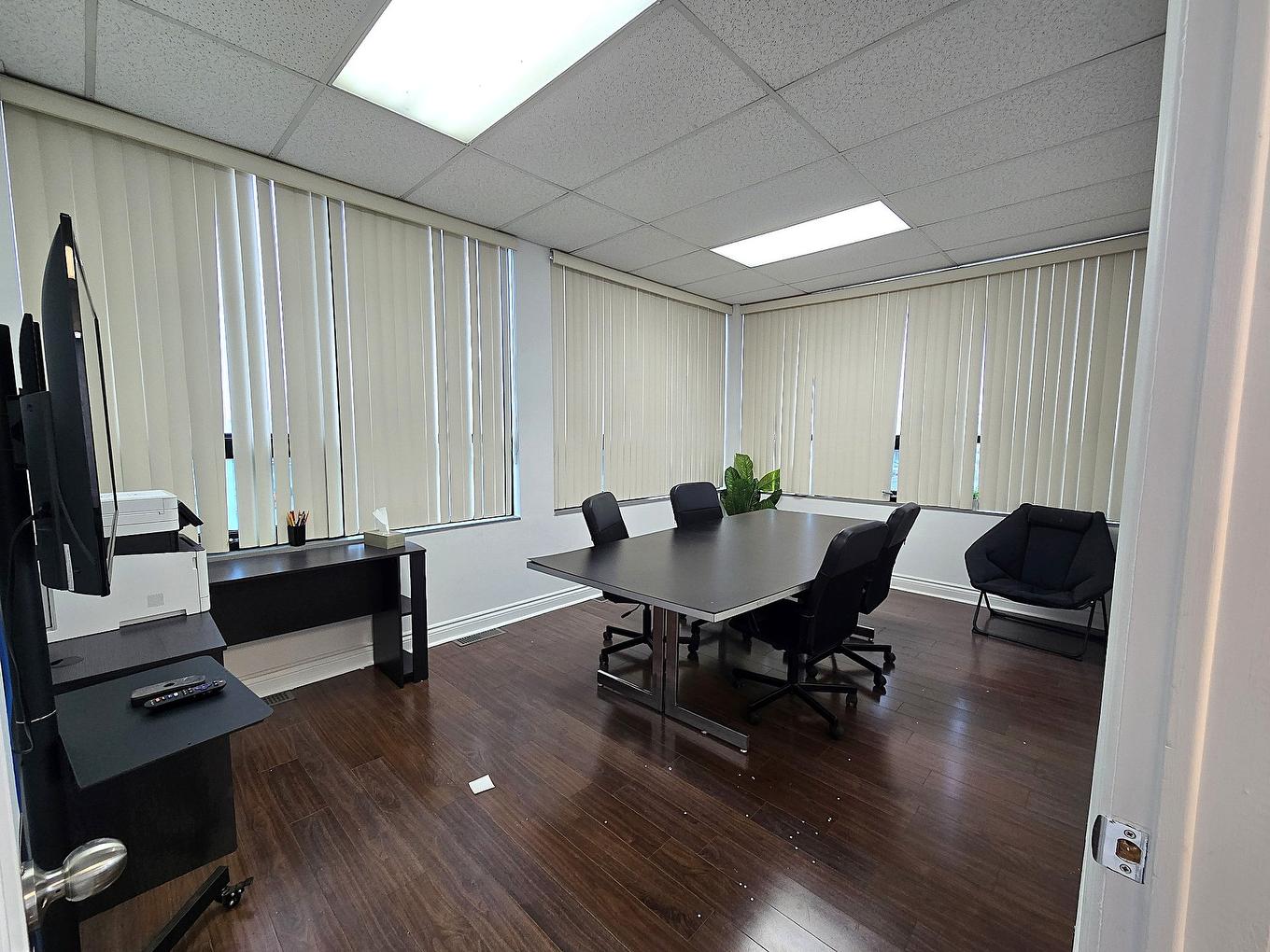 Bureau - 503 Boul. Des Laurentides, Laval (Pont-Viau), QC - Indoor