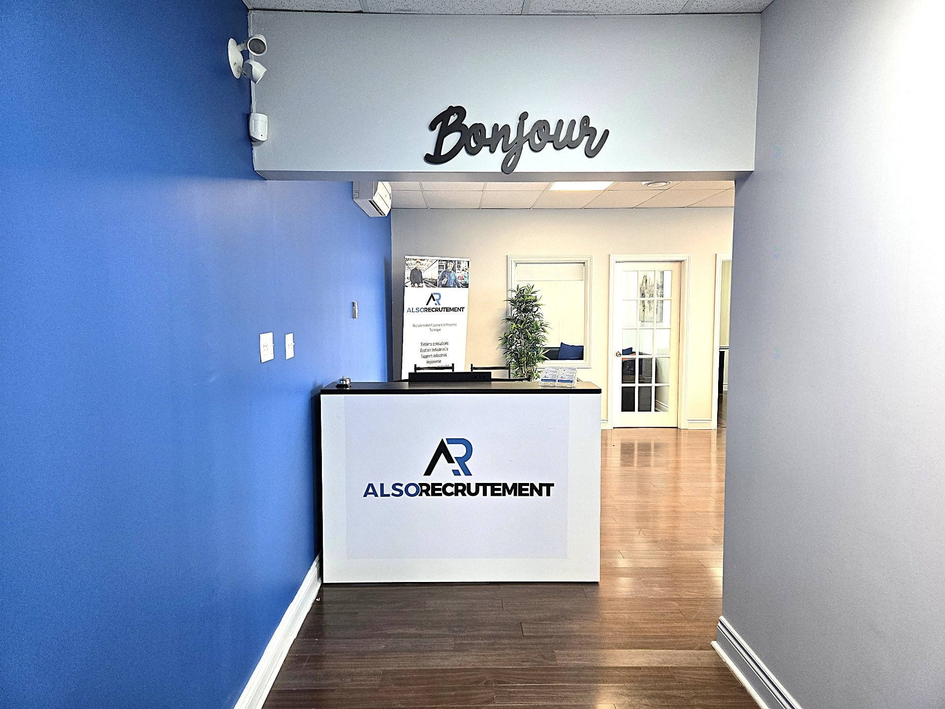 Reception - 503 Boul. Des Laurentides, Laval (Pont-Viau), QC - Photo Showing Other Room