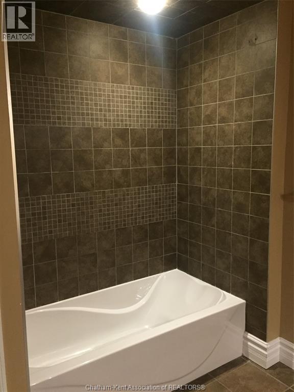 27 Keil Drive, Chatham, ON - Indoor Photo Showing Bathroom