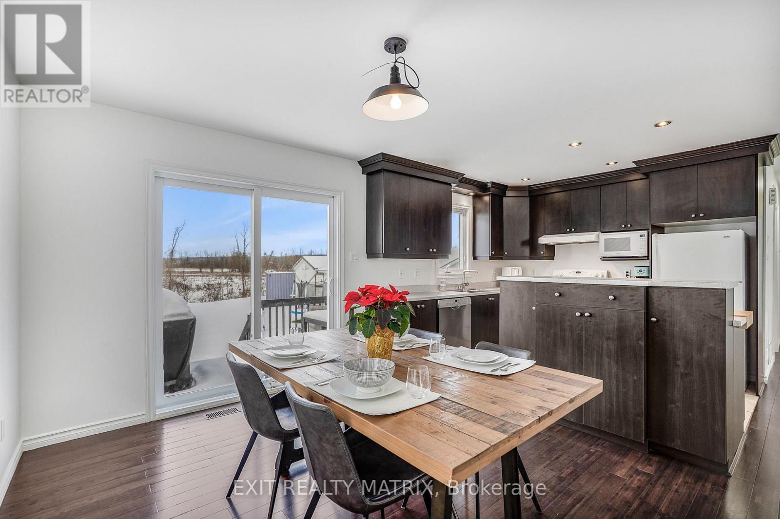156 Longueuil Street, Champlain, ON - Indoor Photo Showing Dining Room