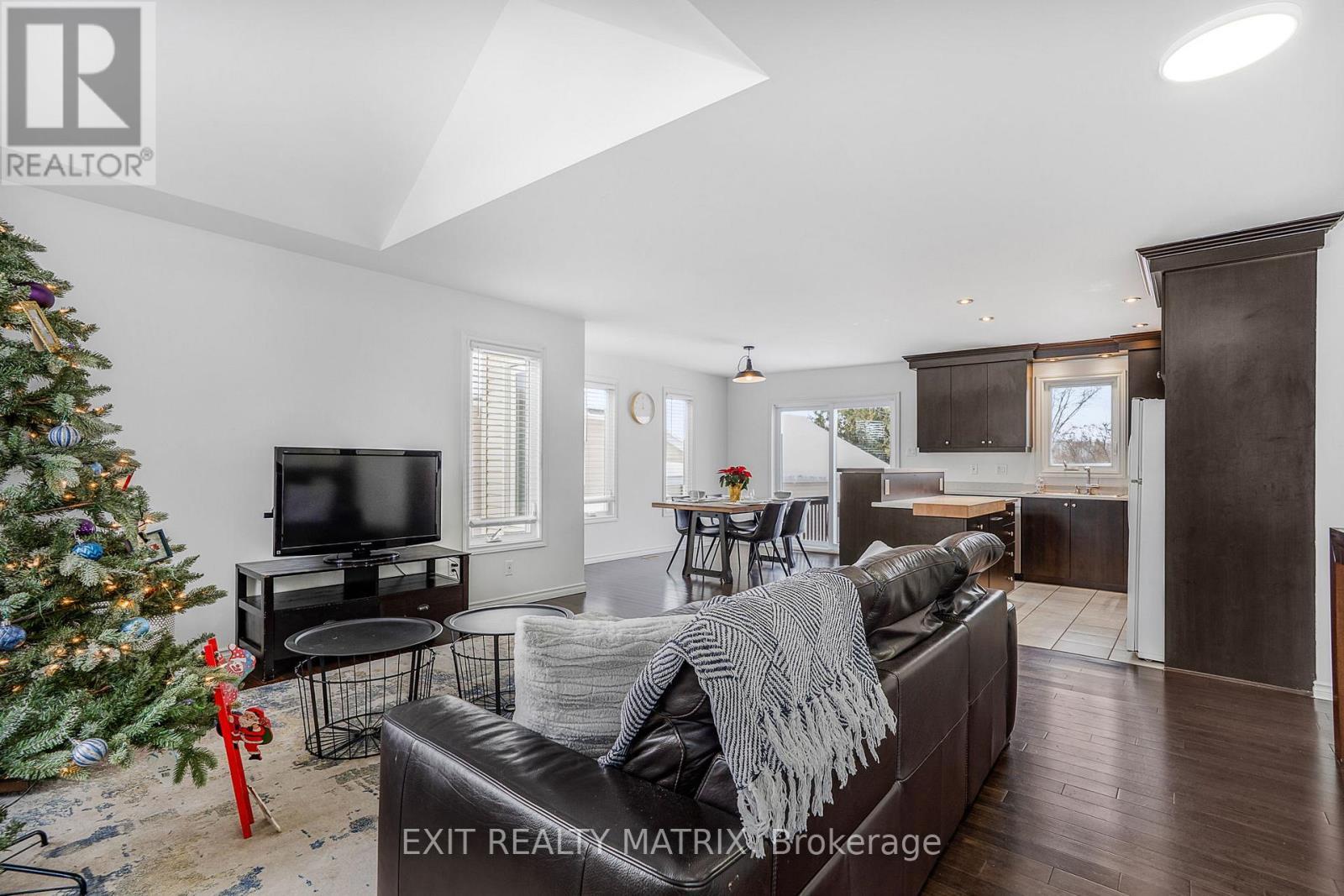 156 Longueuil Street, Champlain, ON - Indoor Photo Showing Living Room